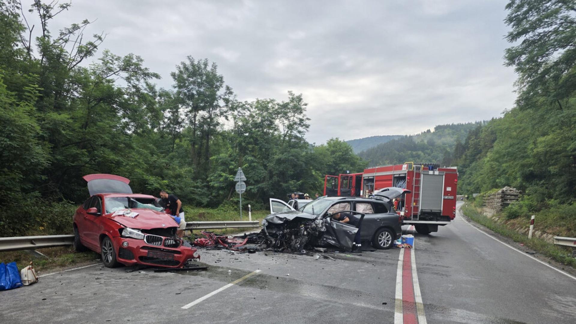 Девет души са пострадали при катастрофа между три автомобила в