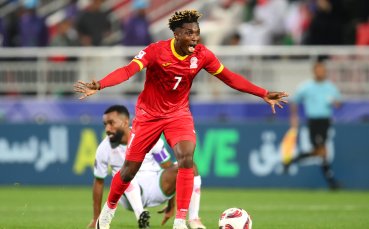 Клуб крие паспорта на играч, той бяга през прозореца