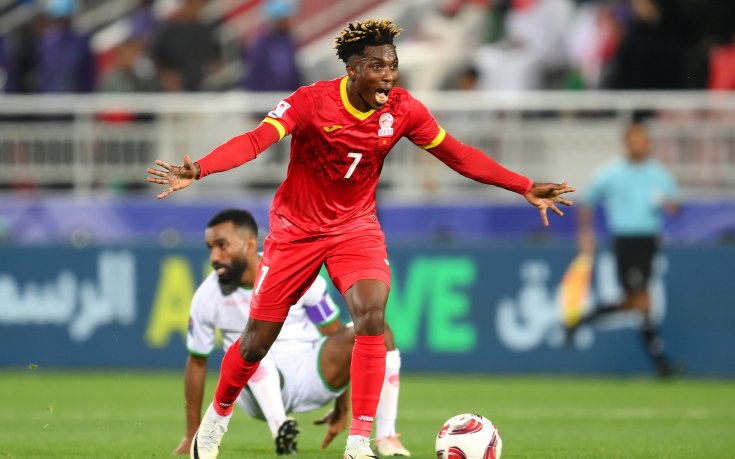 Клуб крие паспорта на играч, той бяга през прозореца