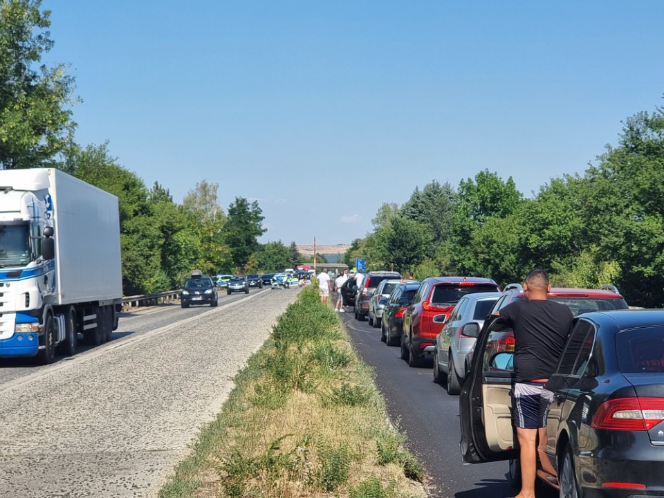 <p>Затруднено е движението на първокласен път в област Плевен в участъка между село Ясен и Долни Дъбник заради катастрофа между два автомобила, един от които е полицейски. Извършват се огледи на мястото на инцидента. При катастрофата няма пострадали.</p>