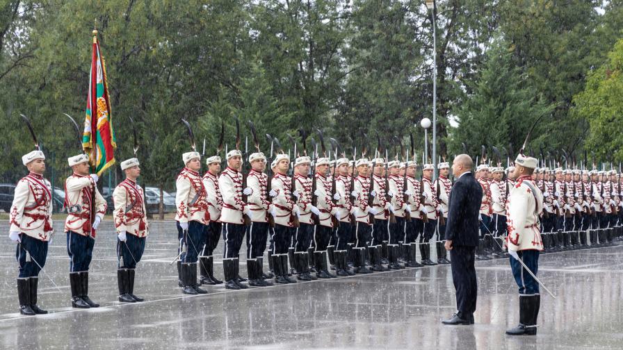 Румен Радев удостои с Почетен знак командира на Националната гвардейска част