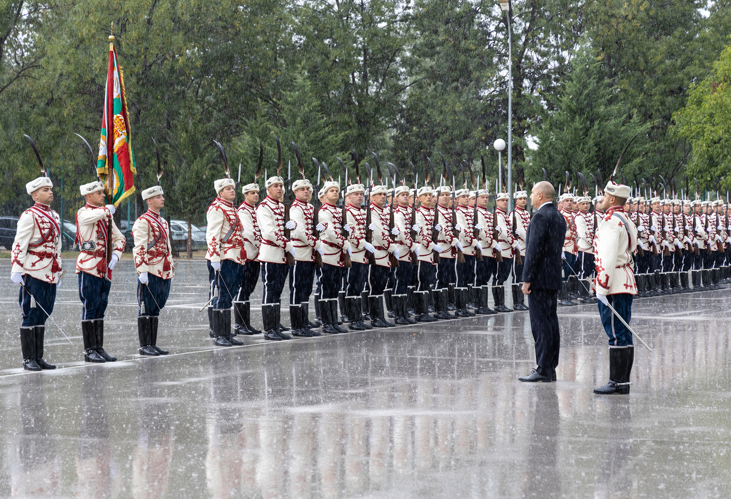 Румен Радев удостои с Почетен знак командира на Националната гвардейска част