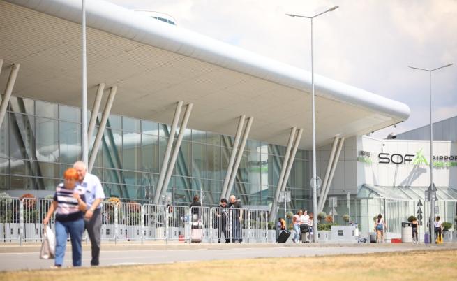 Закъснели пътници подадоха фалшив сигнал за бомба, за да хванат самолета