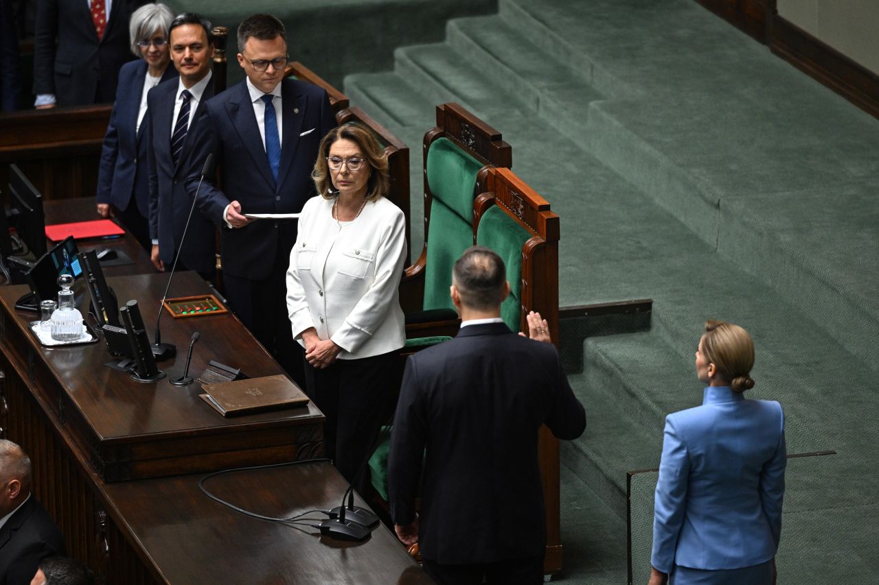 <p>Карол Навроцки положи клетва като президент на Полша, но началото на мандата му е белязано от поредица от скандали &ndash; от съмнения в имотни измами и ползване на държавни ресурси за лични цели, до обвинения в сводничество и връзки с подземния свят</p>