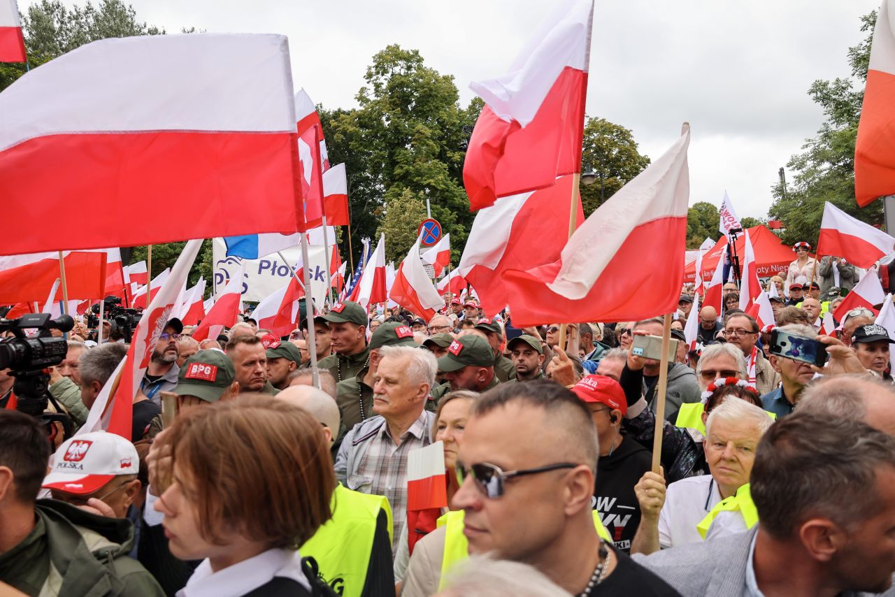 <p>Карол Навроцки положи клетва като президент на Полша, но началото на мандата му е белязано от поредица от скандали &ndash; от съмнения в имотни измами и ползване на държавни ресурси за лични цели, до обвинения в сводничество и връзки с подземния свят</p>