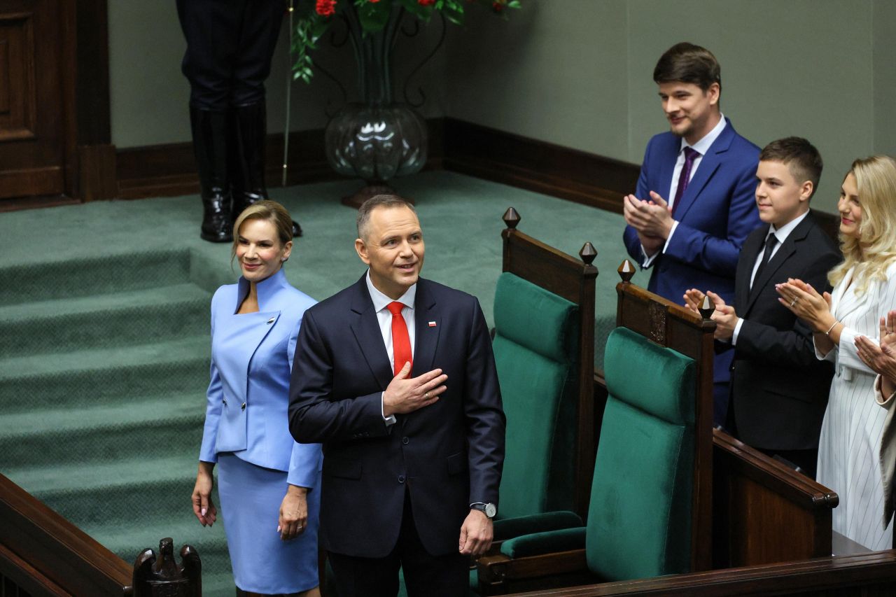 <p>Карол Навроцки положи клетва като президент на Полша, но началото на мандата му е белязано от поредица от скандали &ndash; от съмнения в имотни измами и ползване на държавни ресурси за лични цели, до обвинения в сводничество и връзки с подземния свят</p>