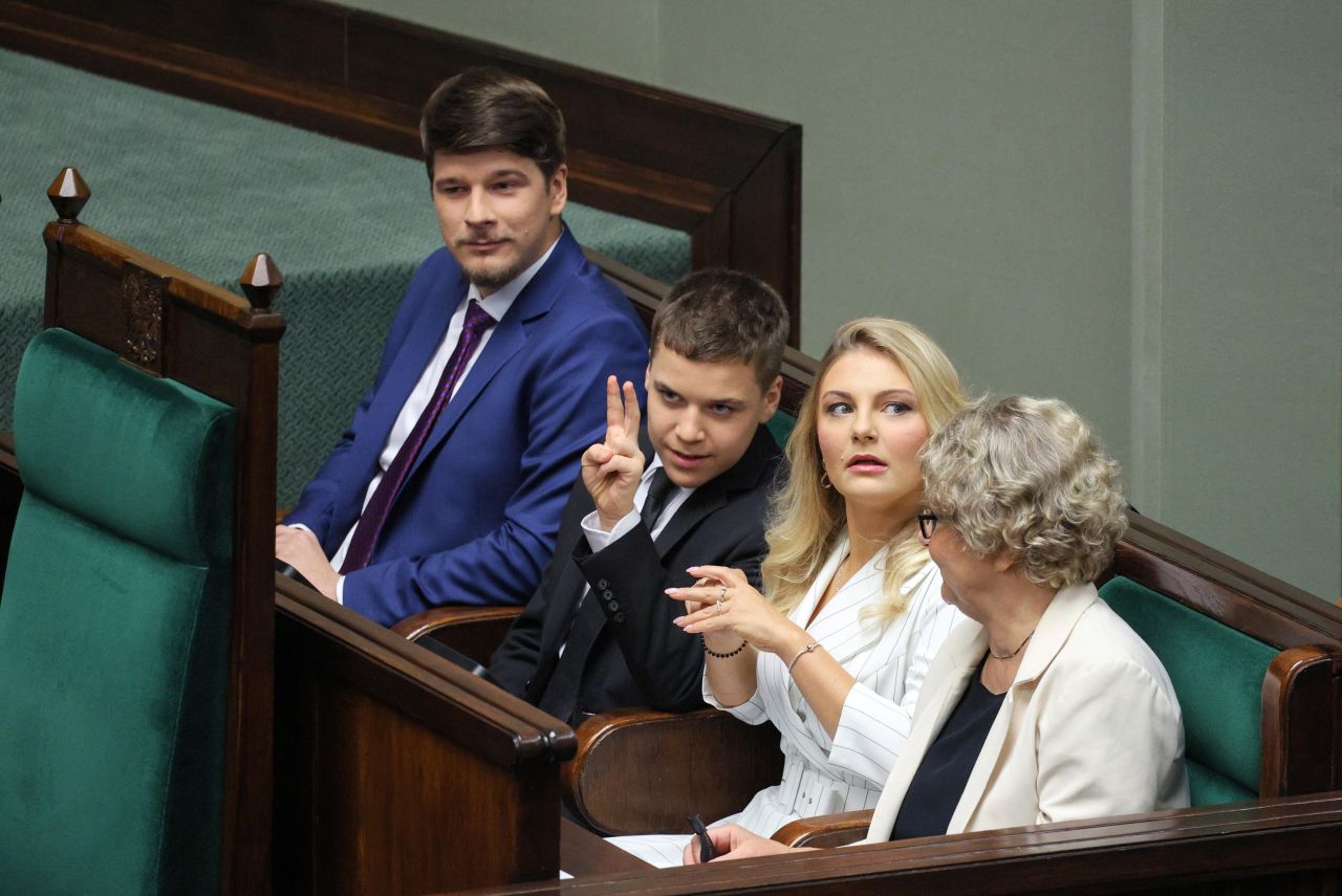 <p>Карол Навроцки положи клетва като президент на Полша, но началото на мандата му е белязано от поредица от скандали &ndash; от съмнения в имотни измами и ползване на държавни ресурси за лични цели, до обвинения в сводничество и връзки с подземния свят</p>