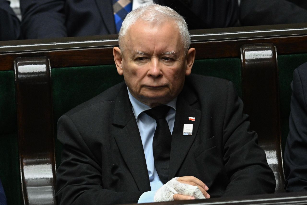 <p>Карол Навроцки положи клетва като президент на Полша, но началото на мандата му е белязано от поредица от скандали &ndash; от съмнения в имотни измами и ползване на държавни ресурси за лични цели, до обвинения в сводничество и връзки с подземния свят</p>