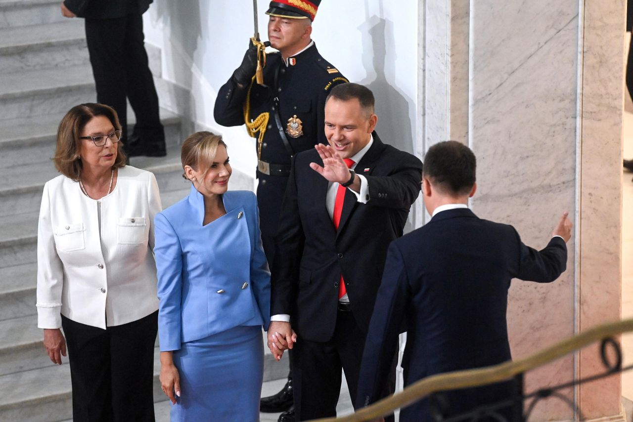 <p>Карол Навроцки положи клетва като президент на Полша, но началото на мандата му е белязано от поредица от скандали &ndash; от съмнения в имотни измами и ползване на държавни ресурси за лични цели, до обвинения в сводничество и връзки с подземния свят</p>