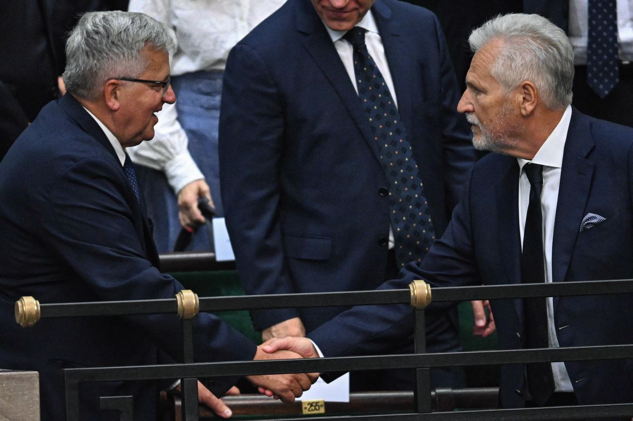 <p>Карол Навроцки положи клетва като президент на Полша, но началото на мандата му е белязано от поредица от скандали &ndash; от съмнения в имотни измами и ползване на държавни ресурси за лични цели, до обвинения в сводничество и връзки с подземния свят</p>