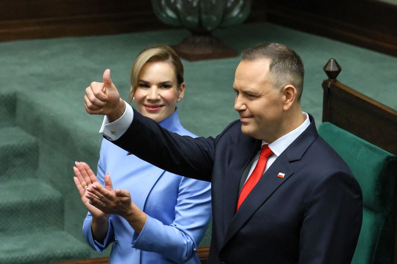 <p>Карол Навроцки положи клетва като президент на Полша, но началото на мандата му е белязано от поредица от скандали &ndash; от съмнения в имотни измами и ползване на държавни ресурси за лични цели, до обвинения в сводничество и връзки с подземния свят</p>