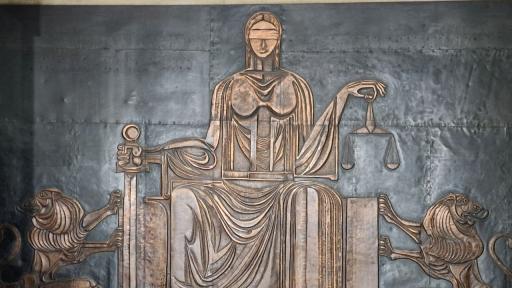 Условна присъда за учителя, блудствал с ученичка