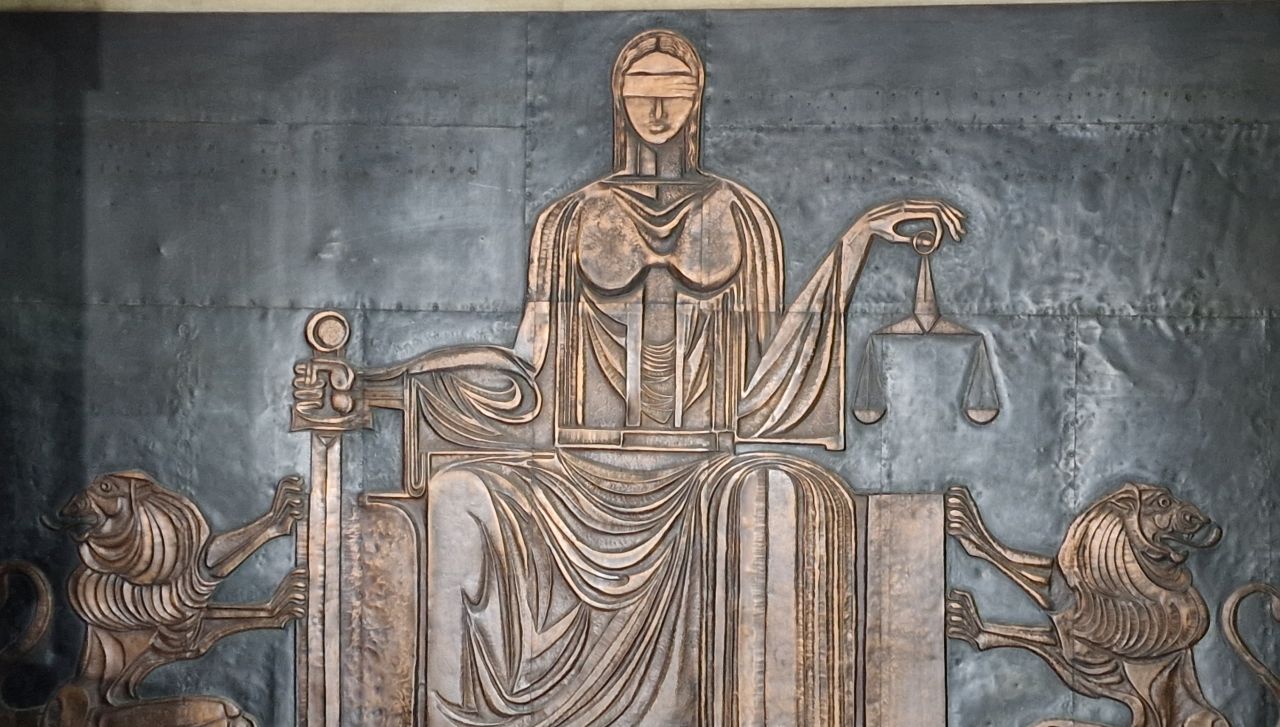 Условна присъда за учителя, блудствал с ученичка