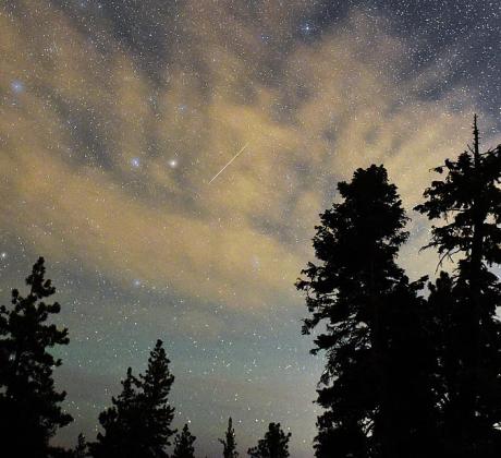 Има нещо магическо в нощното небе което ни кара да