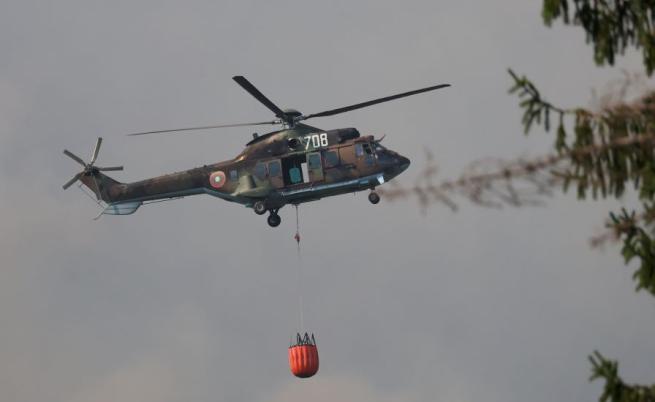И американски вертолет Black Hawk се включи в борбата с пламъците в Бургаско