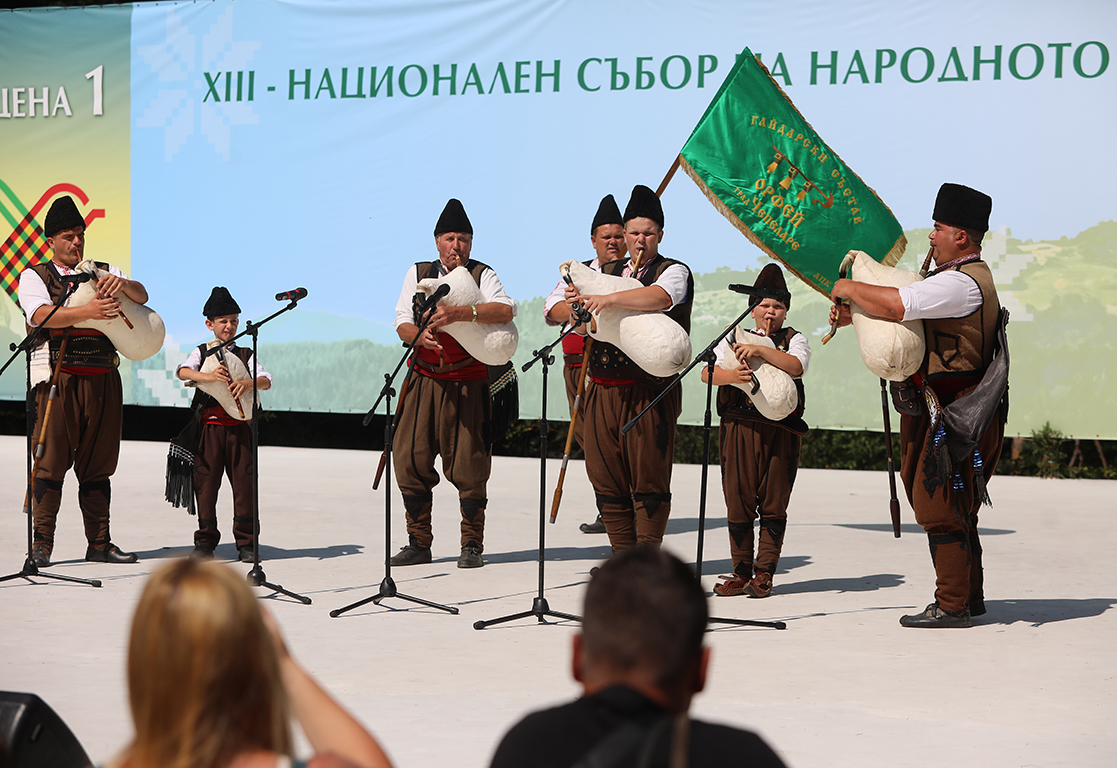 <p>Националният събор на българското народно творчество е събор на народното творчество, провеждан през 5 години в местността &bdquo;Войводенец&ldquo; край Копривщица от 1965 година насам. Той е насочен към представянето на автентичен български фолклор (народни песни, танци и обичаи, включително лечебни практики), провежда се без участието на професионални изпълнители и е централното и най-значимо събитие в системата на съборите на народното творчество в България. Съборът в Копривщица е вписан в Световното културно наследство на ЮНЕСКО</p>