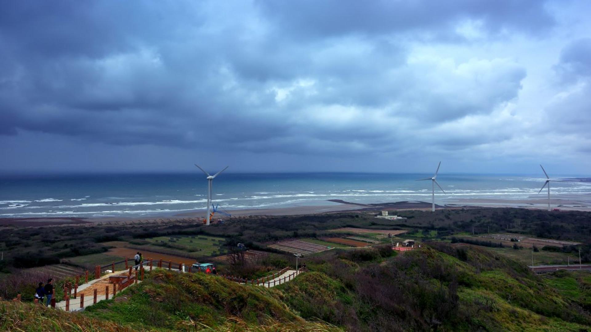 Властите в Тайван се борят във вторник да евакуират стотици