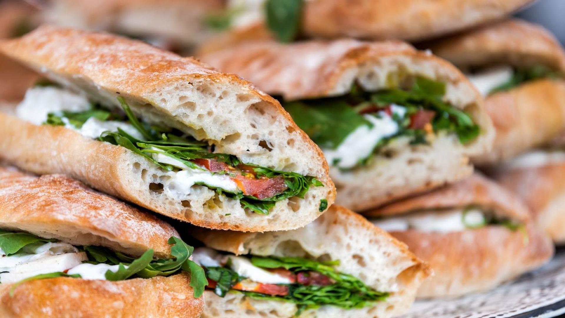 Двама души загинаха а още 14 сред които и двама