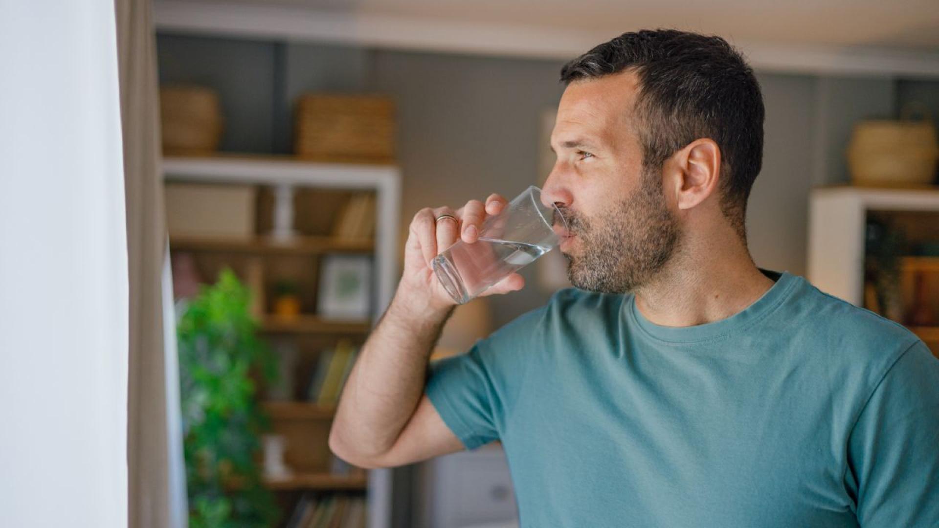 Редовната консумация на обикновена вода значително намалява вероятността от образуване