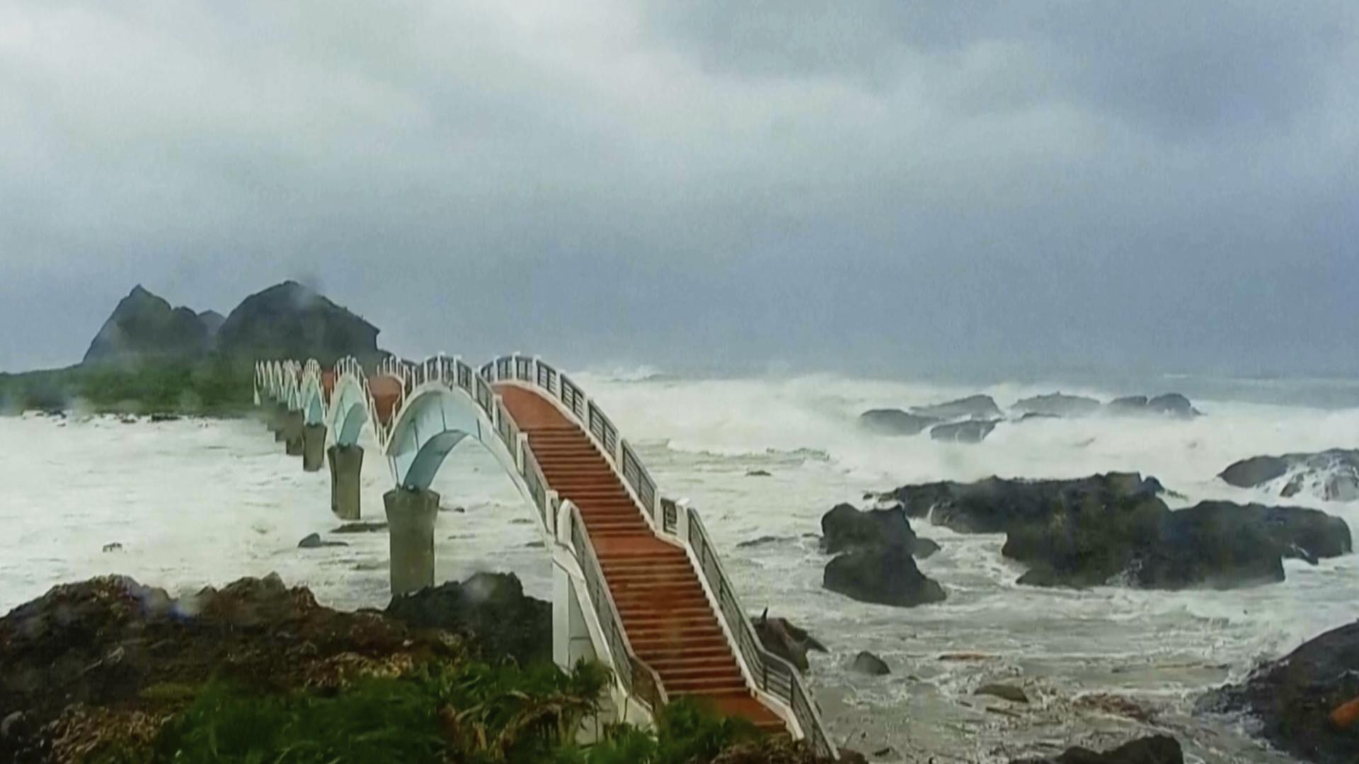 Тайфунът Подул достигна сушата на Тайван където бяха затворени училища