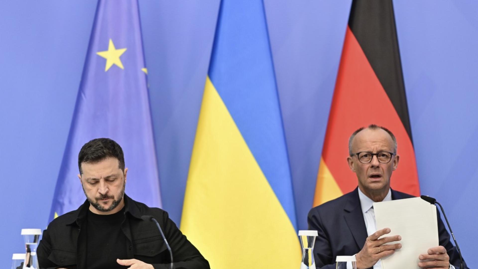 Украинският президент Володимир Зеленски френският държавен глава Еманюел Макрон и