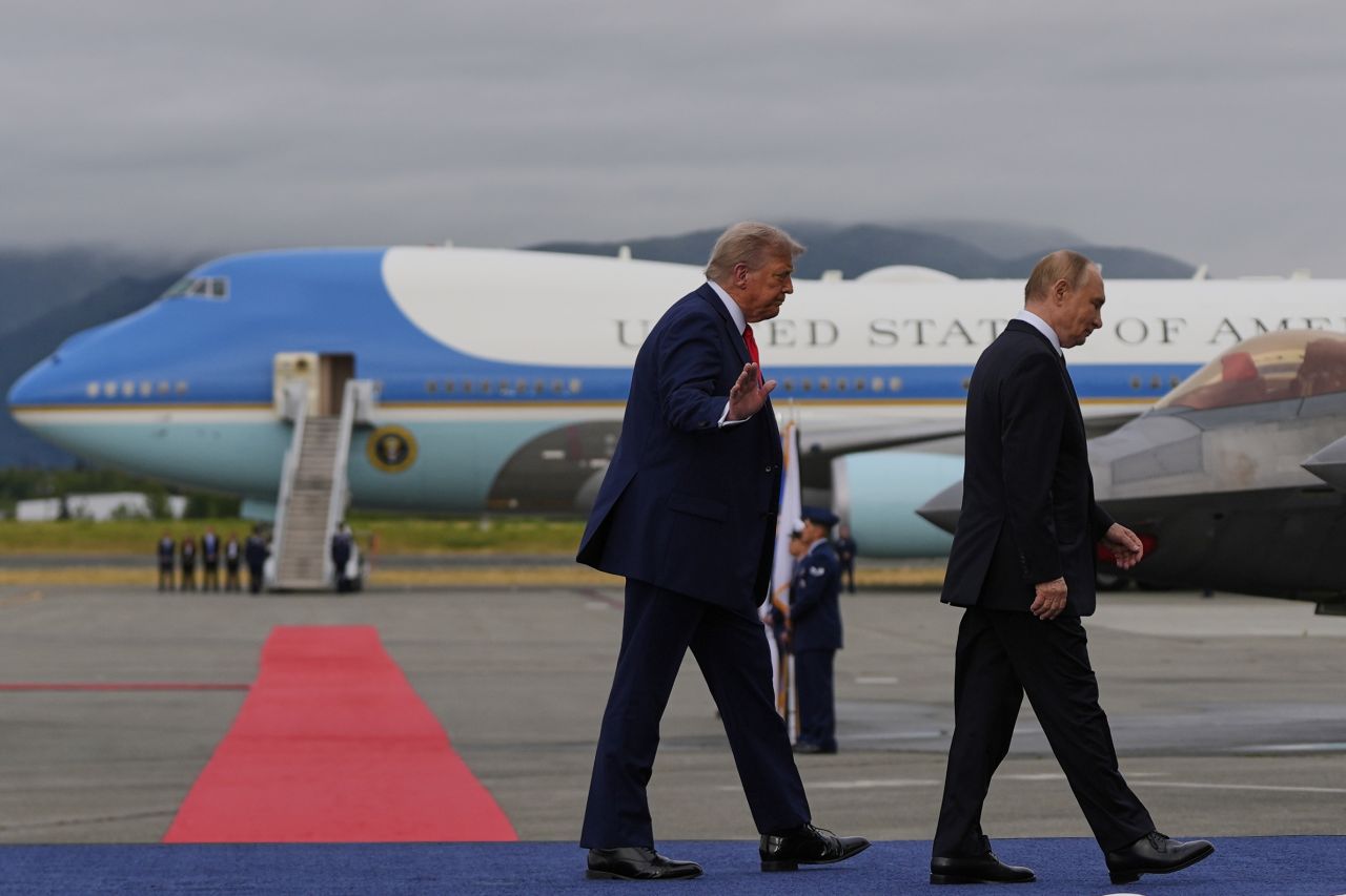 <p>Полетът на самолетите и червеният килим поставиха сцената за срещата между Владимир Путин и Доналд Тръмп в Анкъридж, Аляска. Лидерите си размениха топло ръкостискане пред символичния надпис &quot;ALASKA 2025&quot;. Първата им лична среща от 2019 г. се проведе във формат 3 на 3 с ключови дипломати, а изборът на Аляска подчерта геополитическото напрежение около едно от най-значимите международни събития напоследък.</p>