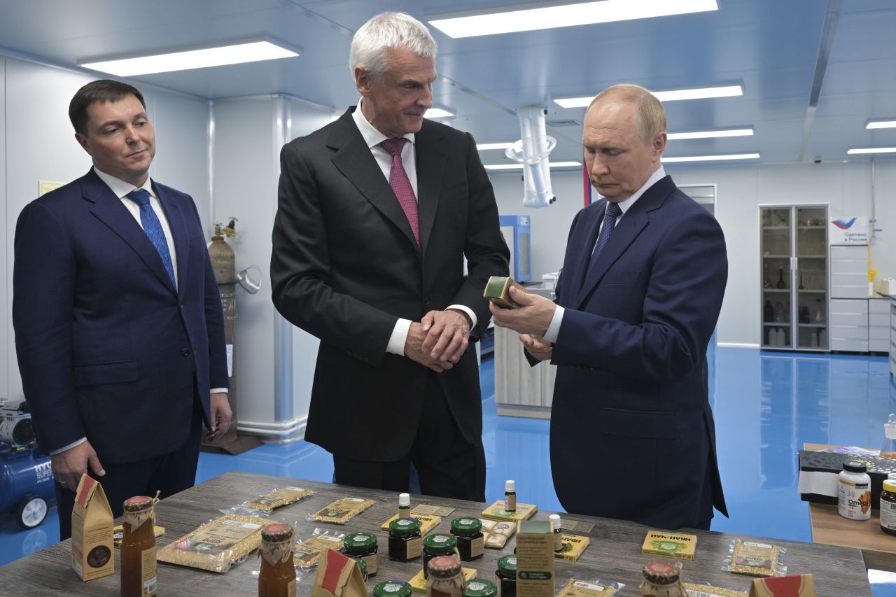 <p>Полетът на самолетите и червеният килим поставиха сцената за срещата между Владимир Путин и Доналд Тръмп в Анкъридж, Аляска. Лидерите си размениха топло ръкостискане пред символичния надпис &quot;ALASKA 2025&quot;. Първата им лична среща от 2019 г. се проведе във формат 3 на 3 с ключови дипломати, а изборът на Аляска подчерта геополитическото напрежение около едно от най-значимите международни събития напоследък.</p>