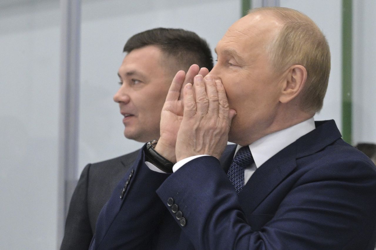 <p>Полетът на самолетите и червеният килим поставиха сцената за срещата между Владимир Путин и Доналд Тръмп в Анкъридж, Аляска. Лидерите си размениха топло ръкостискане пред символичния надпис &quot;ALASKA 2025&quot;. Първата им лична среща от 2019 г. се проведе във формат 3 на 3 с ключови дипломати, а изборът на Аляска подчерта геополитическото напрежение около едно от най-значимите международни събития напоследък.</p>