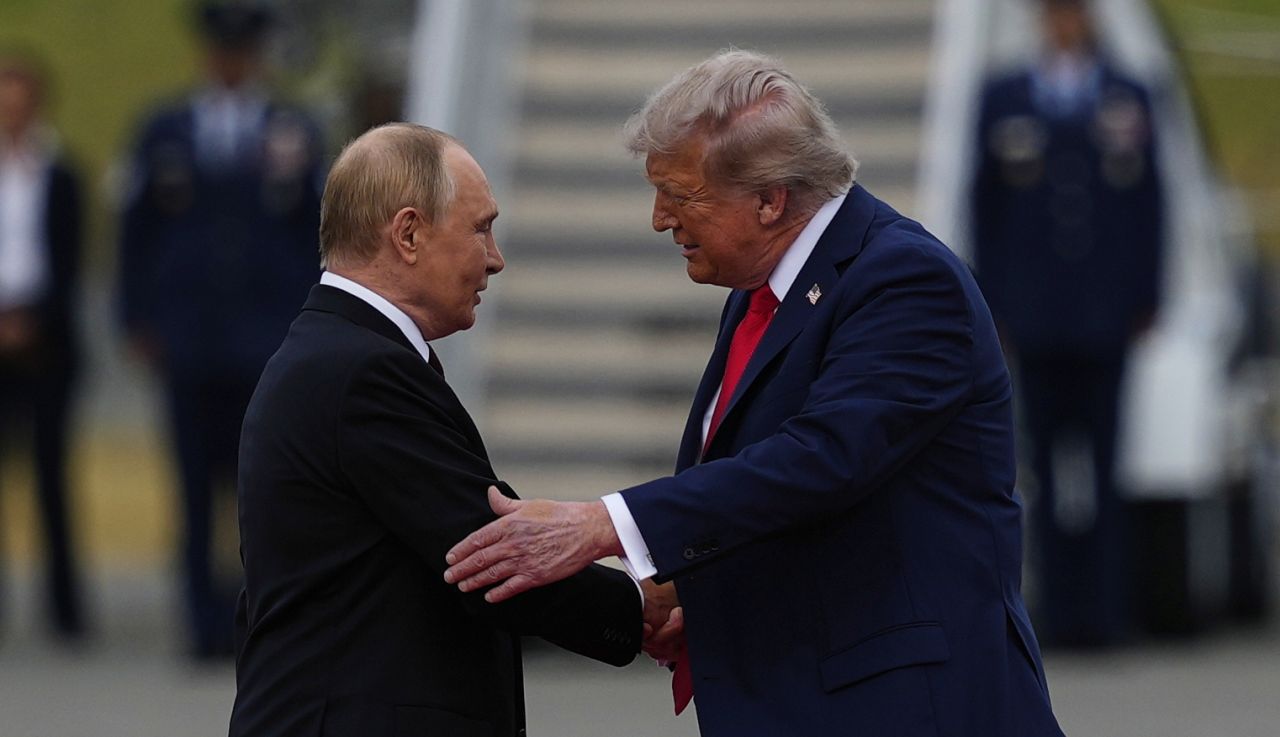 <p>Полетът на самолетите и червеният килим поставиха сцената за срещата между Владимир Путин и Доналд Тръмп в Анкъридж, Аляска. Лидерите си размениха топло ръкостискане пред символичния надпис &quot;ALASKA 2025&quot;. Първата им лична среща от 2019 г. се проведе във формат 3 на 3 с ключови дипломати, а изборът на Аляска подчерта геополитическото напрежение около едно от най-значимите международни събития напоследък.</p>