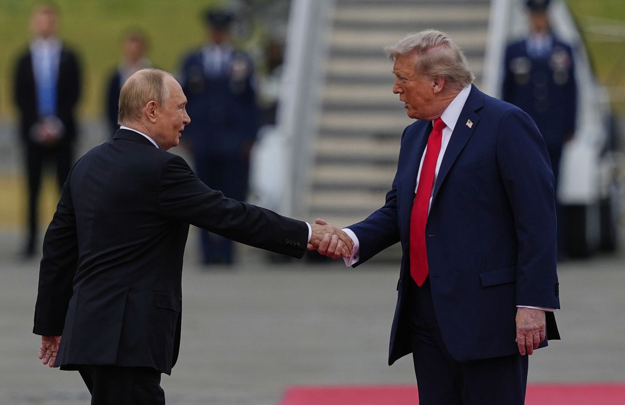 <p>Полетът на самолетите и червеният килим поставиха сцената за срещата между Владимир Путин и Доналд Тръмп в Анкъридж, Аляска. Лидерите си размениха топло ръкостискане пред символичния надпис &quot;ALASKA 2025&quot;. Първата им лична среща от 2019 г. се проведе във формат 3 на 3 с ключови дипломати, а изборът на Аляска подчерта геополитическото напрежение около едно от най-значимите международни събития напоследък.</p>