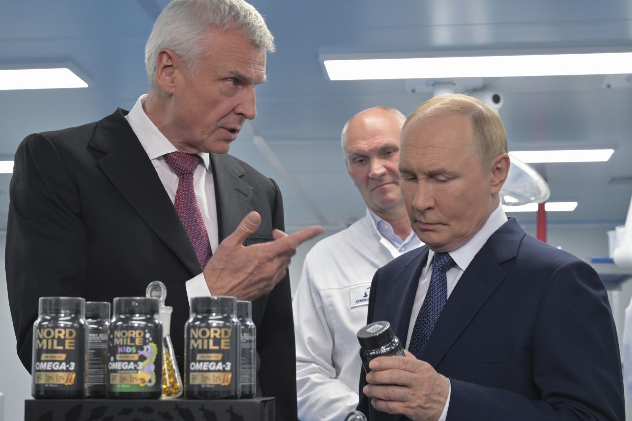 <p>Полетът на самолетите и червеният килим поставиха сцената за срещата между Владимир Путин и Доналд Тръмп в Анкъридж, Аляска. Лидерите си размениха топло ръкостискане пред символичния надпис &quot;ALASKA 2025&quot;. Първата им лична среща от 2019 г. се проведе във формат 3 на 3 с ключови дипломати, а изборът на Аляска подчерта геополитическото напрежение около едно от най-значимите международни събития напоследък.</p>