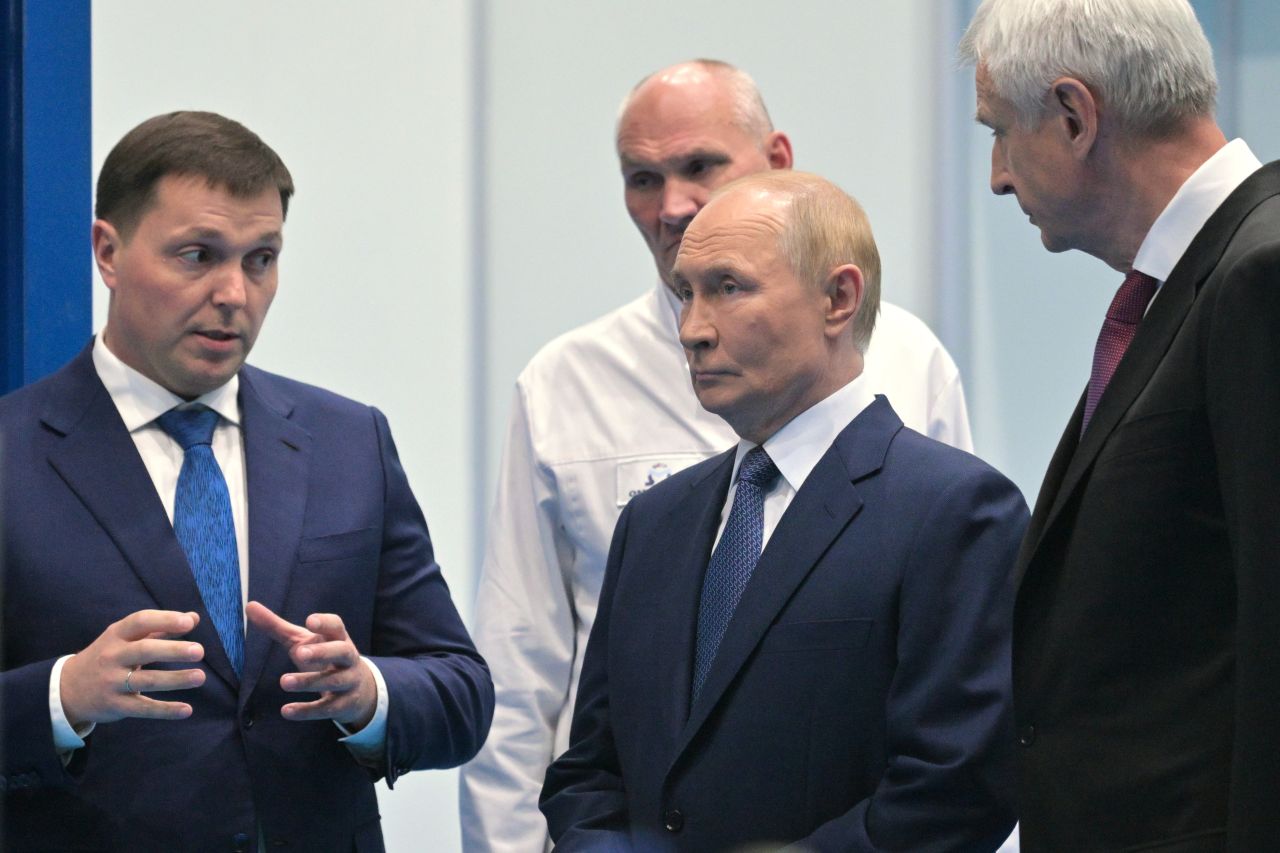 <p>Полетът на самолетите и червеният килим поставиха сцената за срещата между Владимир Путин и Доналд Тръмп в Анкъридж, Аляска. Лидерите си размениха топло ръкостискане пред символичния надпис &quot;ALASKA 2025&quot;. Първата им лична среща от 2019 г. се проведе във формат 3 на 3 с ключови дипломати, а изборът на Аляска подчерта геополитическото напрежение около едно от най-значимите международни събития напоследък.</p>