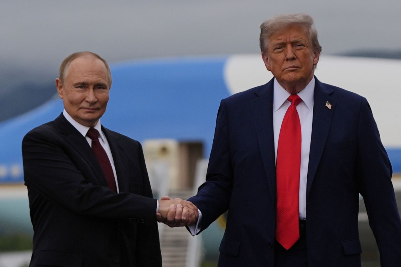 <p>Полетът на самолетите и червеният килим поставиха сцената за срещата между Владимир Путин и Доналд Тръмп в Анкъридж, Аляска. Лидерите си размениха топло ръкостискане пред символичния надпис &quot;ALASKA 2025&quot;. Първата им лична среща от 2019 г. се проведе във формат 3 на 3 с ключови дипломати, а изборът на Аляска подчерта геополитическото напрежение около едно от най-значимите международни събития напоследък.</p>