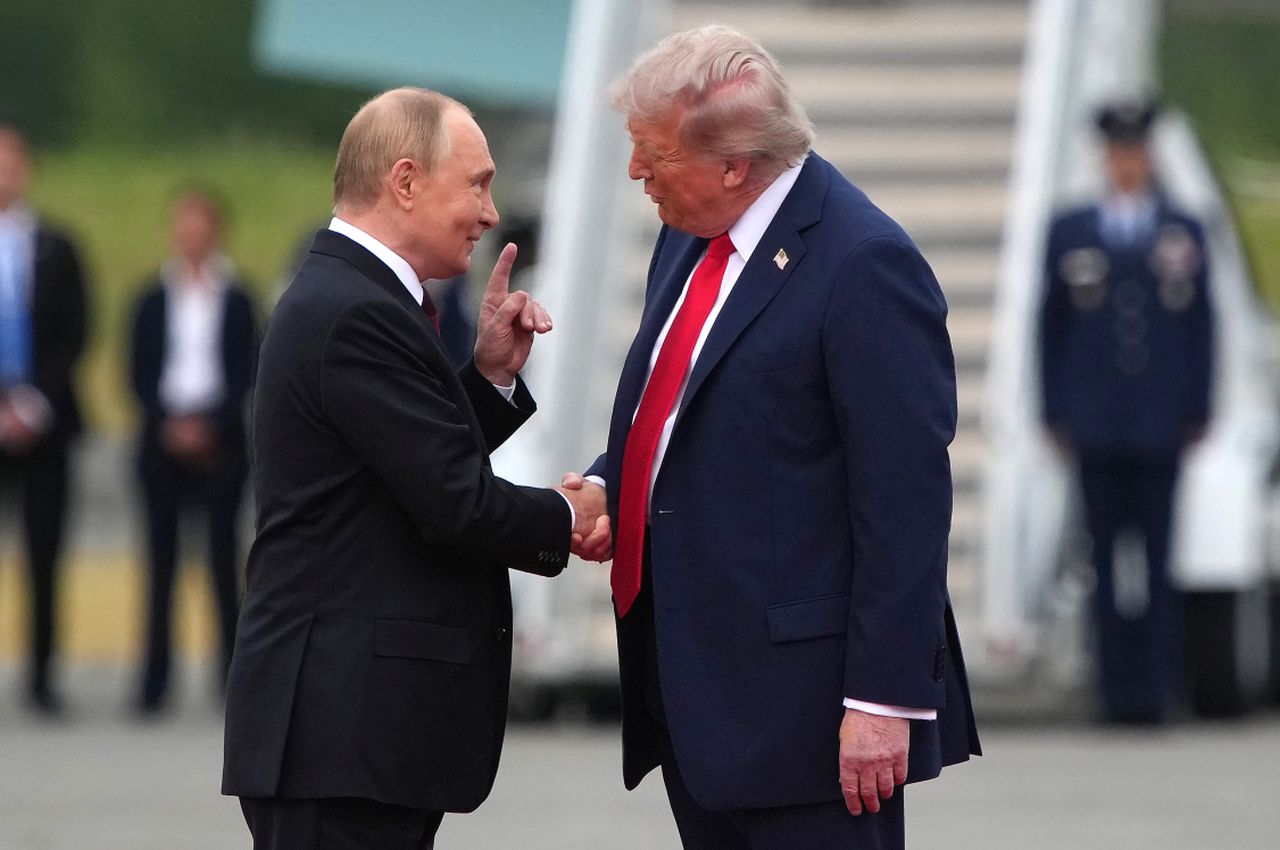 <p>Полетът на самолетите и червеният килим поставиха сцената за срещата между Владимир Путин и Доналд Тръмп в Анкъридж, Аляска. Лидерите си размениха топло ръкостискане пред символичния надпис &quot;ALASKA 2025&quot;. Първата им лична среща от 2019 г. се проведе във формат 3 на 3 с ключови дипломати, а изборът на Аляска подчерта геополитическото напрежение около едно от най-значимите международни събития напоследък.</p>