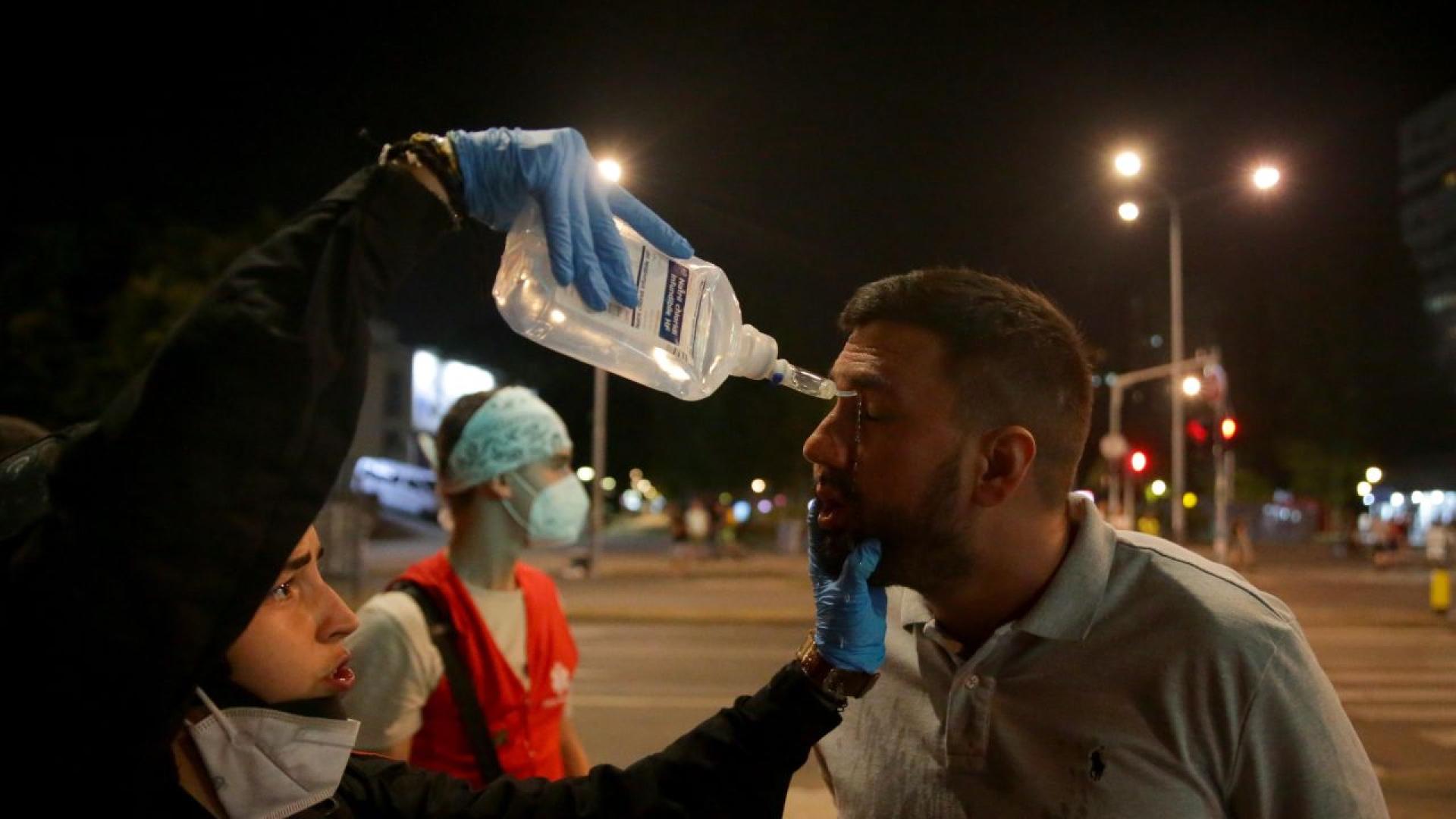 Протестиращи в Белград счупиха с камъни витрините на офис на