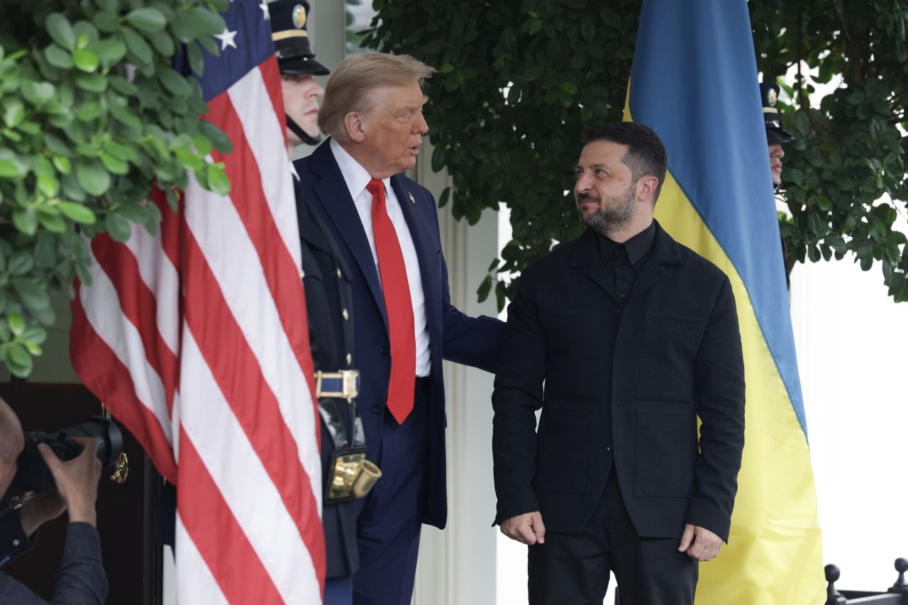 <p>Доналд Тръмп посрещна украинския президент Володимир Зеленски в Белия дом. Малко по-късно за ключовата среща пристигнаха и европейските лидери - президентът на Франция Еманюел Макрон, германският канцлер Фридрих Мерц, финландският президент Александър Стуб, италианският премиер Джорджа Мелони, британският премиер Кийр Стармър, председателката на Европейската комисия Урсула фон дер Лайен, както и генералният секретар на НАТО Марк Рюте</p>
