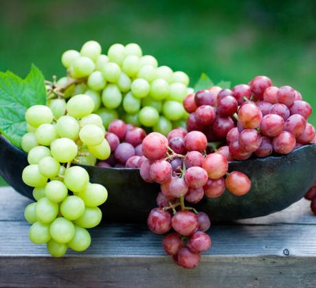 И черното и зеленото грозде са богати на важни хранителни