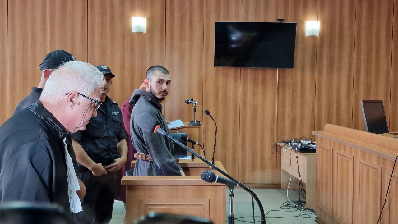 <p>Студентът, задържан като предполагаем извършител на убийството в Първомай, беше доведен в съда в Пловдив. Магистратите ще решават дали има достатъчно доказателства, за да остане в ареста. 21-годишният мъж е бивш приятел на дъщерята на жертвата и е проникнал в дома на семейството през нощта, докато съпругът на убитата бил на нощно дежурство в полицията. Според разследването мотивът за нападението е личен.</p>
