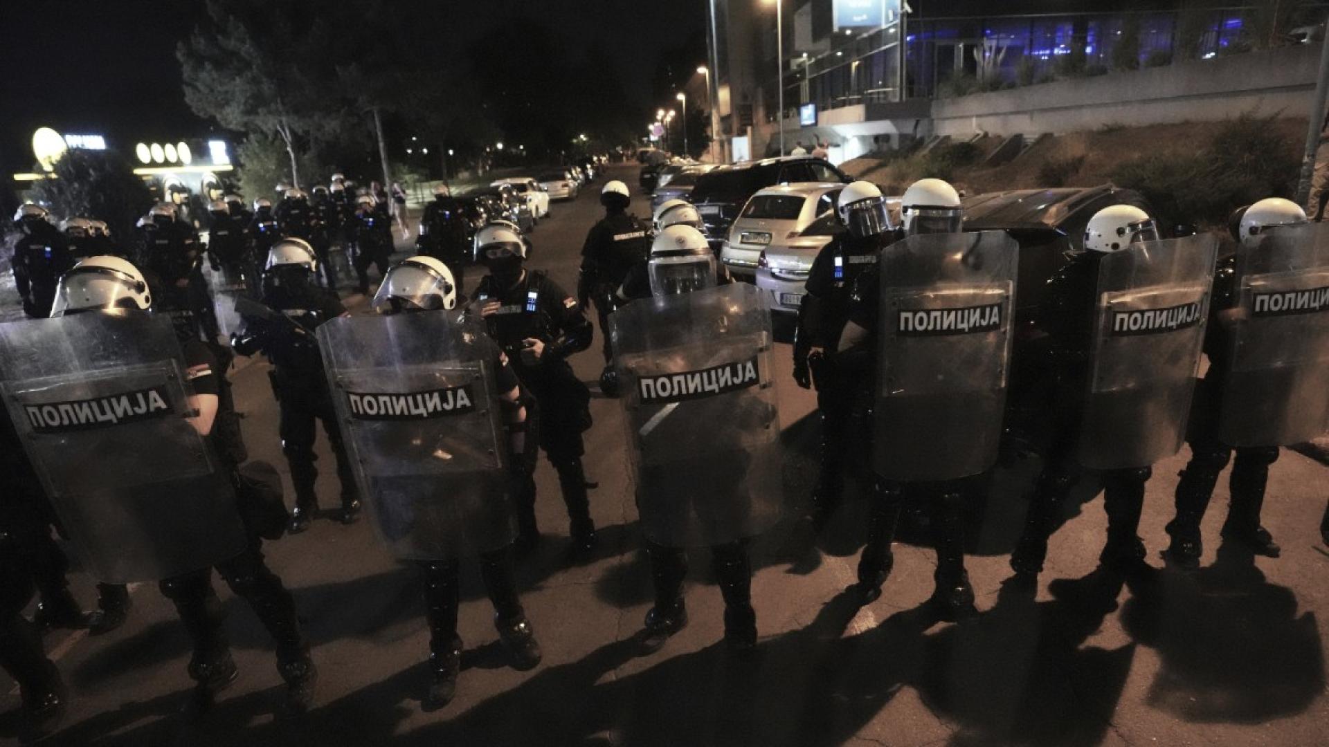 Два полицейски кордона попречиха на група протестиращи в сръбската столица