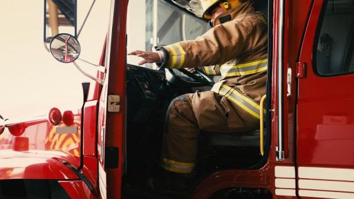 Електрическа кола се запали на пл. "Александър Невски"