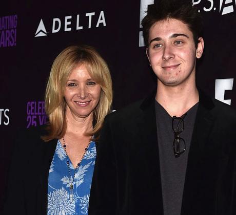 Синът на Лиса Кудроу Джулиън Мъри Стърн е роден на