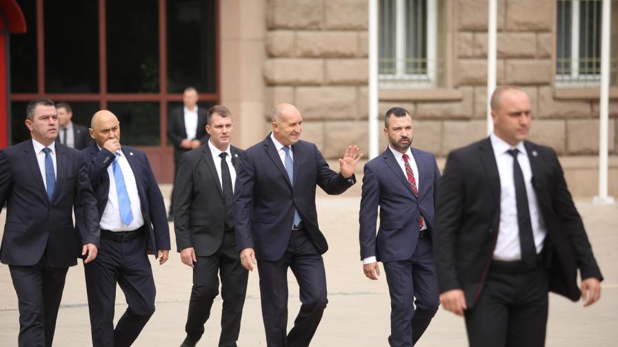 Румен Радев разгледа находки от античния...