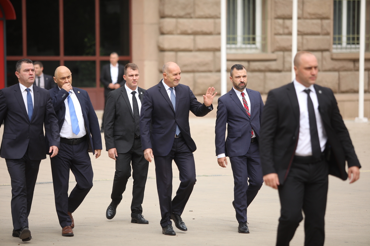 <p>Румен Радев разгледа находки от античния град Хераклея Синтика в Националния археологически институт с музей-БАН.</p>
