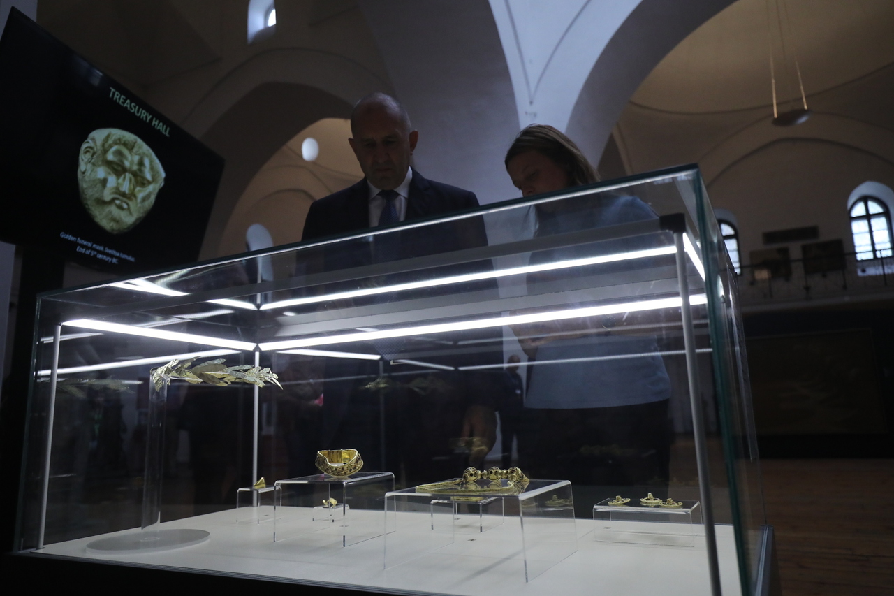 <p>Румен Радев разгледа находки от античния град Хераклея Синтика в Националния археологически институт с музей-БАН.</p>