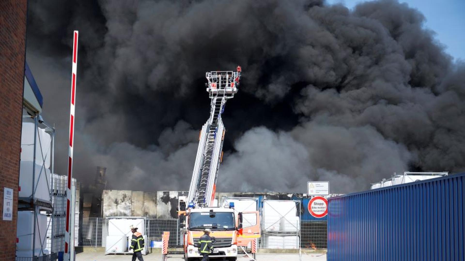 Стотици пожарникари са мобилизирани за гасенето на голям пожар който