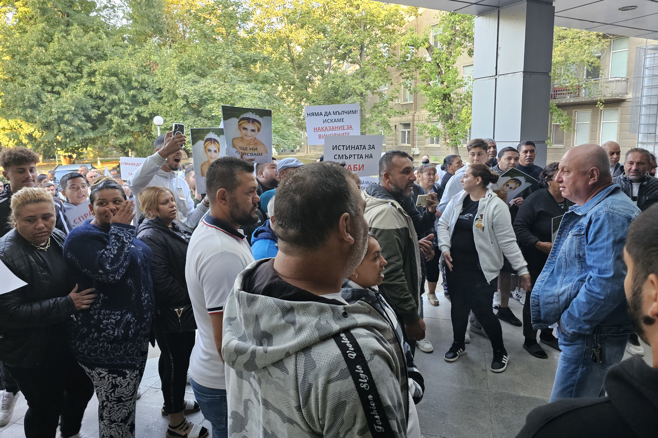 <p>Протестиращи с искания за справедливост и отговорност за смъртта на родилката в Русе нахлуха в Акушеро-гинекологичния (АГ) комплекс на Университетската болница &quot;Канев&quot; в крайдунавския град.</p>