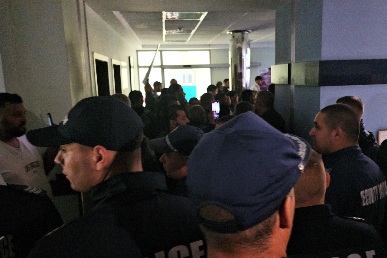 <p>Протестиращи с искания за справедливост и отговорност за смъртта на родилката в Русе нахлуха в Акушеро-гинекологичния (АГ) комплекс на Университетската болница &quot;Канев&quot; в крайдунавския град.</p>
