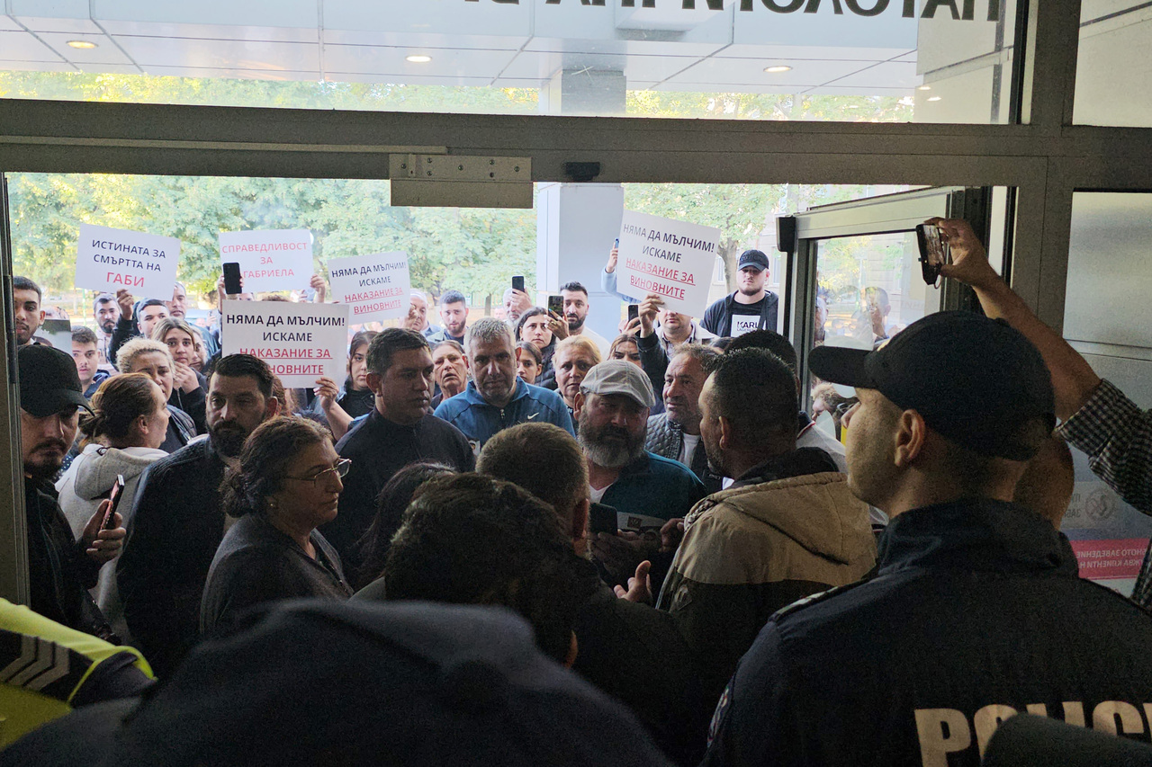 <p>Протестиращи с искания за справедливост и отговорност за смъртта на родилката в Русе нахлуха в Акушеро-гинекологичния (АГ) комплекс на Университетската болница &quot;Канев&quot; в крайдунавския град.</p>