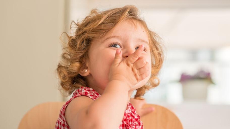 дете си бърка в носа