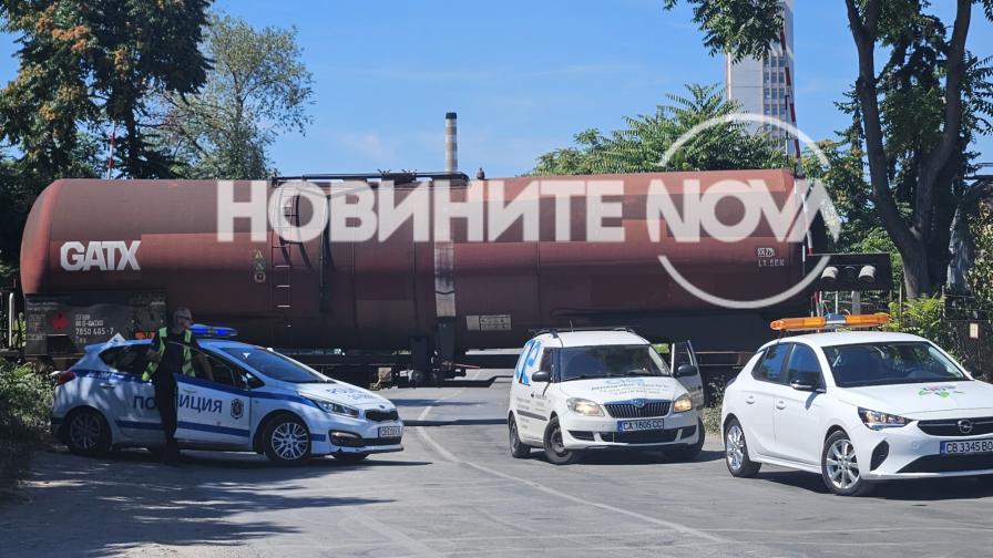 Влак излезе от релсите в София и блокира улица